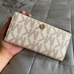 Michael Kors Jet Set Medium Two-toned Logo Wallet
